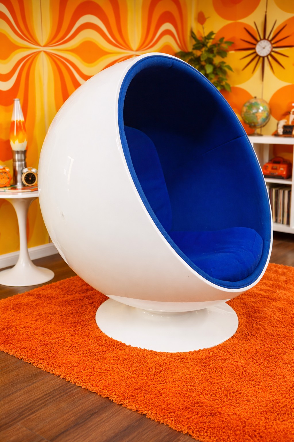 April Antiques & Collectables 