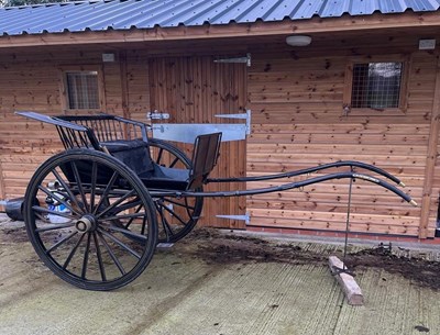 Lot 21 - SPINDLE BACK GIG by R E Crady of Dublin