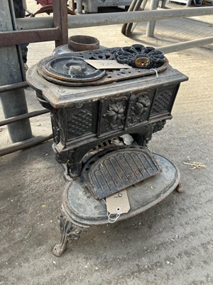 Lot 249 - Queenie stove
