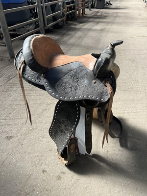 Lot 372 - Western saddle, black with brown leather seat, 16"