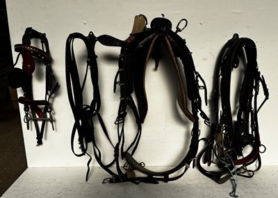 Lot 630 - Set of black and red leather breast collar harness