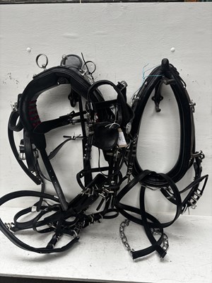 Lot 648 - Set of black and white metal cob working harness with 23" collar. This lot carries VAT.