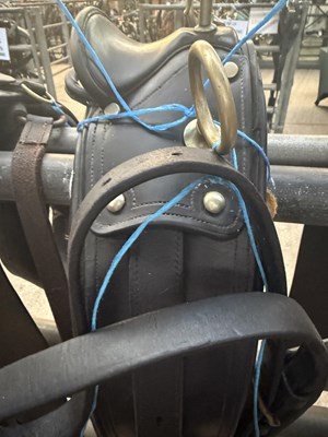Lot 683 - Black leather saddle pad for single horse with brass fittings, tilbury tugs, sliding back band and belly band, finished to the underneath with yellow cloth.