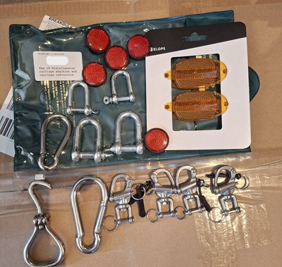 Lot 779 - Bag of miscellaneous carriage shackles and carriage reflectors together with a Zilco saddle riser pad and puffa pad