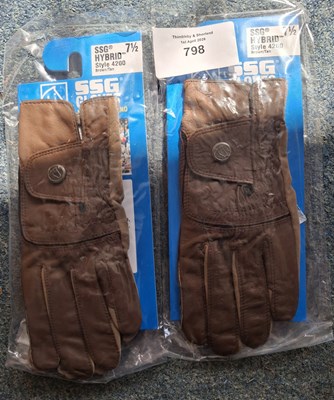 Lot 798 - Two pairs of SSG driving gloves, size small