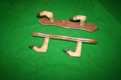 Lot 914 - Deer foot whip rack