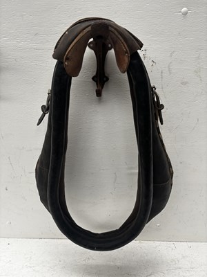 Lot 1152 - 27" collar. This lot carries VAT.