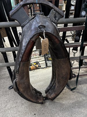Lot 1288 - Mirror, framed with an antique horse collar