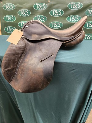 Lot 332 - 17" brown Berkeley saddle