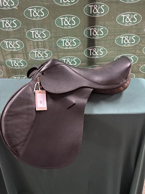 Lot 385 - 17.5" Black saddle. This lot carries VAT.