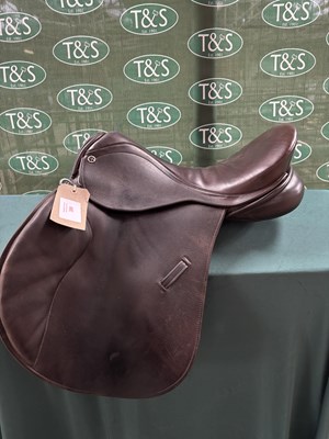 Lot 389 - 17.5" brown leather saddle made by Barnsby. This lot carries VAT.