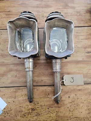 Lot 873 - Ornate scallop fronted lamps
